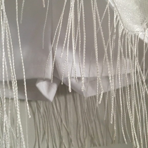 White lace mini skort with fringe trim. - Picture 4 of 5